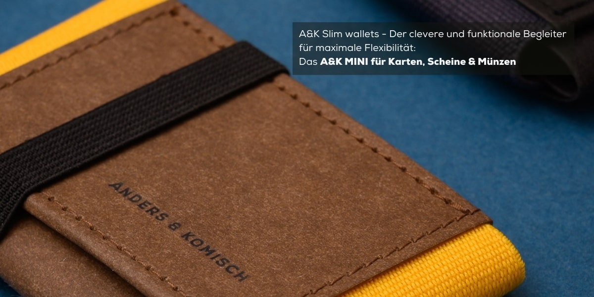 Slim Wallet mit Münzfach in Braun und gelbem Gummiband, dadurch ist es äußerst flexibel und passt sich Karten, Scheinen und Münzen perfekt an. Der Hintergrund ist nachtblau.